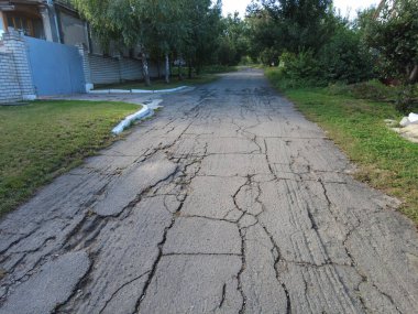 Kırsal yol. Kötü asfalt. Köyde yol..