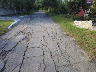Kırsal yol. Kötü asfalt. Köyde yol..