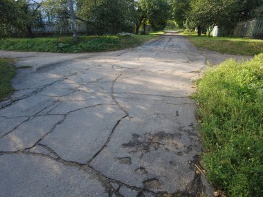 Kırsal yol. Kötü asfalt. Köyde yol..