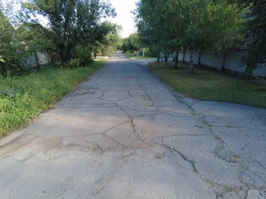 Kırsal yol. Kötü asfalt. Köyde yol..