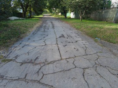 Kırsal yol. Kötü asfalt. Köyde yol..