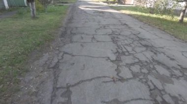 Kırsal yol. Kötü asfalt. Köyde yol..