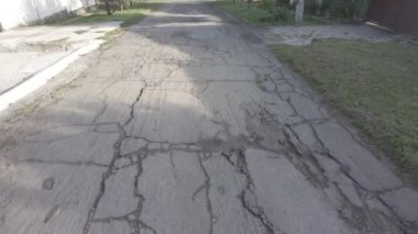 Kırsal yol. Kötü asfalt. Köyde yol..