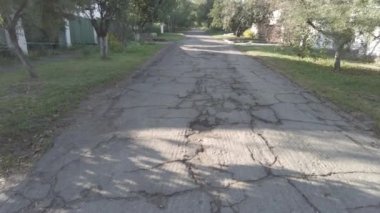 Kırsal yol. Kötü asfalt. Köyde yol..