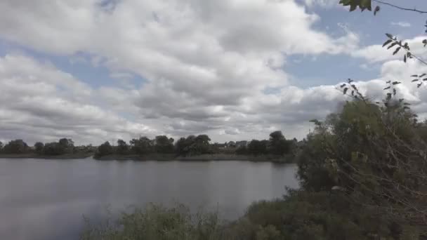 Прогулка Реке Пейзаж Водой Облаками Открытый Спорт Видео Нейтральный Цвет — стоковое видео