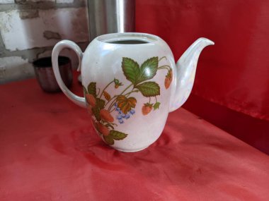 Eski porselen çaydanlık. Kalıplı çaydanlık. Porselen, kaliteli çaydanlık.