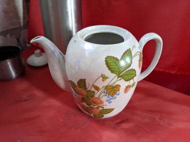 Eski porselen çaydanlık. Kalıplı çaydanlık. Porselen, kaliteli çaydanlık.