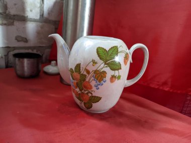 Eski porselen çaydanlık. Kalıplı çaydanlık. Porselen, kaliteli çaydanlık.