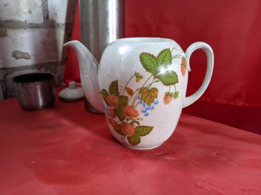 Eski porselen çaydanlık. Kalıplı çaydanlık. Porselen, kaliteli çaydanlık.