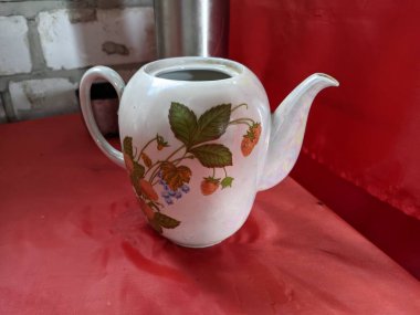 Eski porselen çaydanlık. Kalıplı çaydanlık. Porselen, kaliteli çaydanlık.