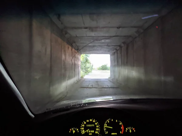 Dentro Carro Tempo Nublado Motorista Atrás Volante Pouca Visibilidade Rachadura — Fotografia de Stock