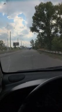 Arabanın içindeki dikey birinci şahıs videosu. Arabayı şoför kontrol ediyor. Arabanın içinde..