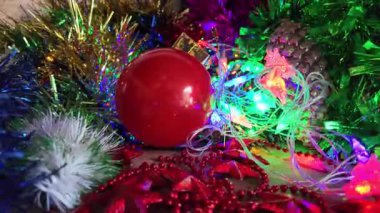 Renkli Noel süslemeleri. Noel ağacı süslemesi. Noel sembolleri. Cam oyuncak. Noel sembolleri. Yeni yıl tatili. 4K yavaş çekim videosu. Kış tatili.