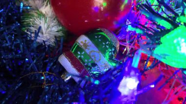 Renkli Noel süslemeleri. Noel ağacı süslemesi. Noel sembolleri. Cam oyuncak. Noel sembolleri. Yeni yıl tatili. 4K yavaş çekim videosu. Kış tatili.
