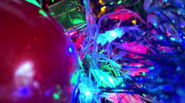 Renkli Noel süslemeleri. Noel ağacı süslemesi. Noel sembolleri. Cam oyuncak. Noel sembolleri. Yeni yıl tatili. 4K yavaş çekim videosu. Kış tatili.