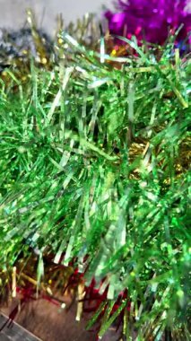 Renkli Noel süslemeleri. Noel ağacı süslemesi. Noel sembolleri. Cam oyuncak. Noel sembolleri. Yeni yıl tatili. 4K yavaş çekim videosu. Kış tatili.