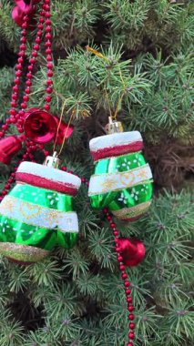 Renkli Noel süslemeleri. Noel ağacı süslemesi. Noel sembolleri. Cam oyuncak. Noel sembolleri. Yeni yıl tatili. 4K yavaş çekim videosu. Kış tatili.