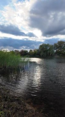 Su ve kasvetli gökyüzü manzarası. Mavi gökyüzünde manzaralı beyaz bulutlarla mükemmel derin mavi denizin üzerinde destansı bir uçuş. Uzakta görülen sonsuz ufuk. Suyun aktığı sakin nehir sahnesi.