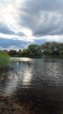 Su ve kasvetli gökyüzü manzarası. Mavi gökyüzünde manzaralı beyaz bulutlarla mükemmel derin mavi denizin üzerinde destansı bir uçuş. Uzakta görülen sonsuz ufuk. Suyun aktığı sakin nehir sahnesi.