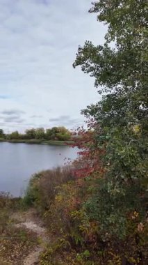 Su ve kasvetli gökyüzü manzarası. Mavi gökyüzünde manzaralı beyaz bulutlarla mükemmel derin mavi denizin üzerinde destansı bir uçuş. Uzakta görülen sonsuz ufuk. Suyun aktığı sakin nehir sahnesi.