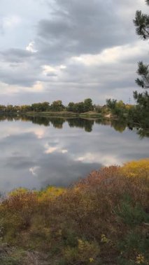 Su ve kasvetli gökyüzü manzarası. Mavi gökyüzünde manzaralı beyaz bulutlarla mükemmel derin mavi denizin üzerinde destansı bir uçuş. Uzakta görülen sonsuz ufuk. Suyun aktığı sakin nehir sahnesi.