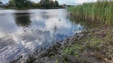 Su ve kasvetli gökyüzü manzarası. Mavi gökyüzünde manzaralı beyaz bulutlarla mükemmel derin mavi denizin üzerinde destansı bir uçuş. Uzakta görülen sonsuz ufuk. Suyun aktığı sakin nehir sahnesi.