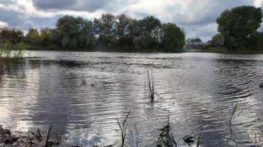Su ve kasvetli gökyüzü manzarası. Mavi gökyüzünde manzaralı beyaz bulutlarla mükemmel derin mavi denizin üzerinde destansı bir uçuş. Uzakta görülen sonsuz ufuk. Suyun aktığı sakin nehir sahnesi.
