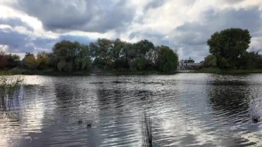 Su ve kasvetli gökyüzü manzarası. Mavi gökyüzünde manzaralı beyaz bulutlarla mükemmel derin mavi denizin üzerinde destansı bir uçuş. Uzakta görülen sonsuz ufuk. Suyun aktığı sakin nehir sahnesi.