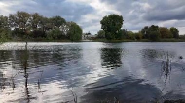 Su ve kasvetli gökyüzü manzarası. Mavi gökyüzünde manzaralı beyaz bulutlarla mükemmel derin mavi denizin üzerinde destansı bir uçuş. Uzakta görülen sonsuz ufuk. Suyun aktığı sakin nehir sahnesi.
