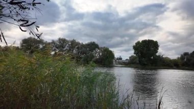 Su ve kasvetli gökyüzü manzarası. Mavi gökyüzünde manzaralı beyaz bulutlarla mükemmel derin mavi denizin üzerinde destansı bir uçuş. Uzakta görülen sonsuz ufuk. Suyun aktığı sakin nehir sahnesi.