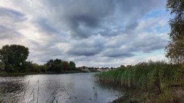 Su ve kasvetli gökyüzü manzarası. Mavi gökyüzünde manzaralı beyaz bulutlarla mükemmel derin mavi denizin üzerinde destansı bir uçuş. Uzakta görülen sonsuz ufuk. Suyun aktığı sakin nehir sahnesi.