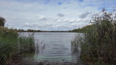 Su ve kasvetli gökyüzü manzarası. Mavi gökyüzünde manzaralı beyaz bulutlarla mükemmel derin mavi denizin üzerinde destansı bir uçuş. Uzakta görülen sonsuz ufuk. Suyun aktığı sakin nehir sahnesi.
