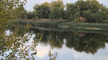 Su ve kasvetli gökyüzü manzarası. Mavi gökyüzünde manzaralı beyaz bulutlarla mükemmel derin mavi denizin üzerinde destansı bir uçuş. Uzakta görülen sonsuz ufuk. Suyun aktığı sakin nehir sahnesi.