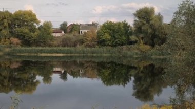 Su ve kasvetli gökyüzü manzarası. Mavi gökyüzünde manzaralı beyaz bulutlarla mükemmel derin mavi denizin üzerinde destansı bir uçuş. Uzakta görülen sonsuz ufuk. Suyun aktığı sakin nehir sahnesi.