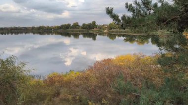 Su ve kasvetli gökyüzü manzarası. Mavi gökyüzünde manzaralı beyaz bulutlarla mükemmel derin mavi denizin üzerinde destansı bir uçuş. Uzakta görülen sonsuz ufuk. Suyun aktığı sakin nehir sahnesi.