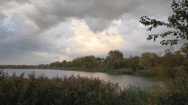 Su ve kasvetli gökyüzü manzarası. Mavi gökyüzünde manzaralı beyaz bulutlarla mükemmel derin mavi denizin üzerinde destansı bir uçuş. Uzakta görülen sonsuz ufuk. Suyun aktığı sakin nehir sahnesi.