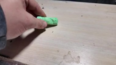 Bir insanın eli, kara tahtaya tebeşirle konuşma balonu çizer. Bir insanın eli sohbet kuryelerinden tebeşirle bir diyalog bulutu çizer..