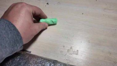 Bir insanın eli, kara tahtaya tebeşirle konuşma balonu çizer. Bir insanın eli sohbet kuryelerinden tebeşirle bir diyalog bulutu çizer..