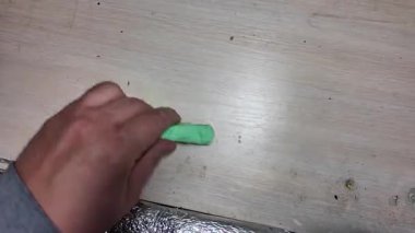 Bir insanın eli, kara tahtaya tebeşirle konuşma balonu çizer. Bir insanın eli sohbet kuryelerinden tebeşirle bir diyalog bulutu çizer..