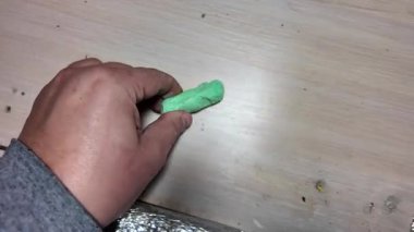 Bir insanın eli, kara tahtaya tebeşirle konuşma balonu çizer. Bir insanın eli sohbet kuryelerinden tebeşirle bir diyalog bulutu çizer..