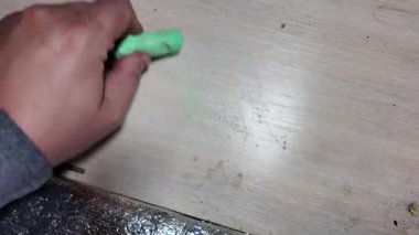 Bir insanın eli, kara tahtaya tebeşirle konuşma balonu çizer. Bir insanın eli sohbet kuryelerinden tebeşirle bir diyalog bulutu çizer..