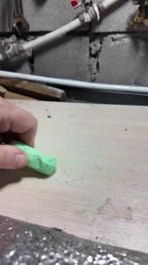 Bir insanın eli, kara tahtaya tebeşirle konuşma balonu çizer. Bir insanın eli sohbet kuryelerinden tebeşirle bir diyalog bulutu çizer..