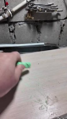 Bir insanın eli, kara tahtaya tebeşirle konuşma balonu çizer. Bir insanın eli sohbet kuryelerinden tebeşirle bir diyalog bulutu çizer..