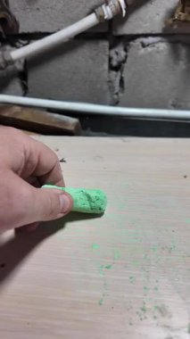 Bir insanın eli, kara tahtaya tebeşirle konuşma balonu çizer. Bir insanın eli sohbet kuryelerinden tebeşirle bir diyalog bulutu çizer..