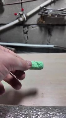 Bir insanın eli, kara tahtaya tebeşirle konuşma balonu çizer. Bir insanın eli sohbet kuryelerinden tebeşirle bir diyalog bulutu çizer..