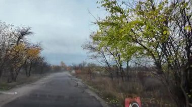 Arabanın içinden yavaş çekimde birinci şahıs videosu. Sonbahar yolu. Direksiyonda gördüm. 4K yavaş çekim arabası. Arabanın penceresinden görüntüle.