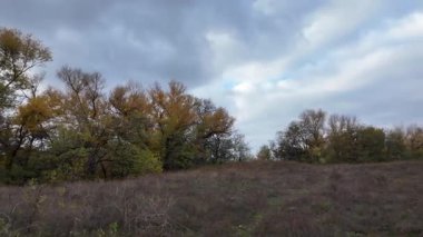 Çok bulutlu bir gökyüzü manzarası. Fırtınadan önce hava. Yağmurdan önce gökyüzü. Vistula 'da sabahın erken saatlerinde, güneşin doğuşu, çok bulutlu bir gökyüzü. Çok karanlık ve kasvetli bir gökyüzü. Yüksek çözünürlüklü görüntü, 60 kare.