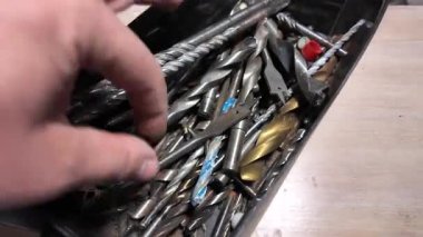 Matkap uçları. Elektrikli matkapla beyaz bir duvarı delmeye yakın plan. İnşaata odaklan. İnşaat, yenileme, DIY projeleri, inşaat aracı reklamcılığı, eğitim.