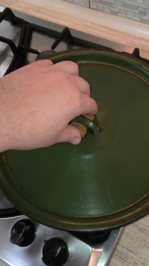 Evde kızartma tavasında yemek pişirmek. Kızartma tavasında yumurta. Kızartma tavasında et ve sebze.