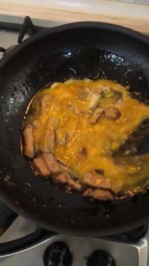 Evde kızartma tavasında yemek pişirmek. Kızartma tavasında yumurta. Kızartma tavasında et ve sebze.